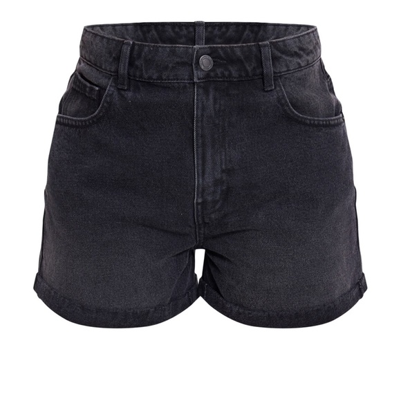 Pretty Little Thing Plus Black High Waisted Turnup Mom Short Size 26 - Picture 1 of 4